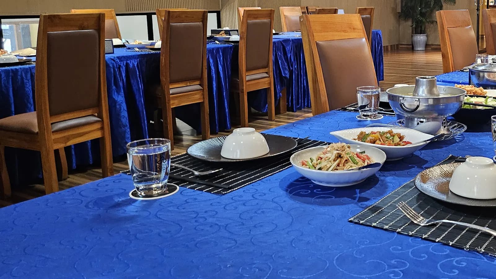 라오스 현지 연회장에 차려진 식탁